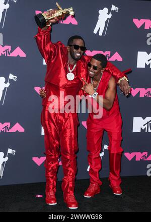 Newark, États-Unis. 25 mars 2024. (DOSSIER) Diddy's Los Angeles et Miami Homes attaqués par Federal Law Enforcement le lundi 25 mars 2024. NEWARK, NEW JERSEY, États-Unis - 12 SEPTEMBRE : rappeur américain, producteur de disques et directeur de disques Diddy (Sean Love Combs, également connu sous ses noms de scène Puff Daddy ou P. Diddy) et son King Combs pose dans la salle de presse aux MTV Video Music Awards 2023 qui se sont tenus au Prudential Center le 12 septembre 2023 à Newark, New Jersey, États-Unis. (Photo de Xavier Collin/image Press Agency) crédit : image Press Agency/Alamy Live News Banque D'Images