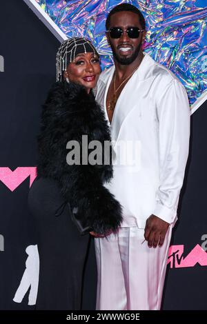 Newark, États-Unis. 25 mars 2024. (DOSSIER) Diddy's Los Angeles et Miami Homes attaqués par Federal Law Enforcement le lundi 25 mars 2024. NEWARK, NEW JERSEY, ÉTATS-UNIS - 12 SEPTEMBRE : Janice Combs et son/rappeur américain, producteur de disques et directeur de disques Diddy (Sean Love Combs, également connu sous ses noms de scène Puff Daddy ou P. Diddy) arrivent aux MTV Video Music Awards 2023 qui se tiennent au Prudential Center le 12 septembre 2023 à Newark, New Jersey, États-Unis. (Photo de Xavier Collin/image Press Agency) crédit : image Press Agency/Alamy Live News Banque D'Images