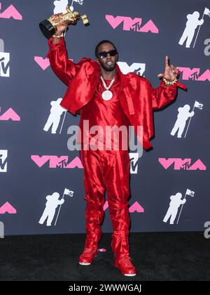 Newark, États-Unis. 25 mars 2024. (DOSSIER) Diddy's Los Angeles et Miami Homes attaqués par Federal Law Enforcement le lundi 25 mars 2024. NEWARK, NEW JERSEY, États-Unis - 12 SEPTEMBRE : rappeur américain, producteur de disques et directeur de disques Diddy (Sean Love Combs, également connu sous ses noms de scène Puff Daddy ou P. Diddy) pose avec le « Global Icon Award » dans la salle de presse lors des MTV Video Music Awards 2023 qui se sont tenus au Prudential Center le 12 septembre 2023 à Newark, New Jersey, États-Unis. (Photo de Xavier Collin/image Press Agency) crédit : image Press Agency/Alamy Live News Banque D'Images