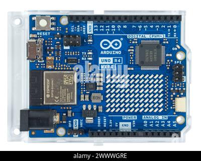 Bucarest, Roumanie - 03 19 2024 : Arduino Uno R4 est une carte de développement basée sur le microprocesseur RA4M1 de Renesas et ESP32 d'Espressif, dans le sam Banque D'Images