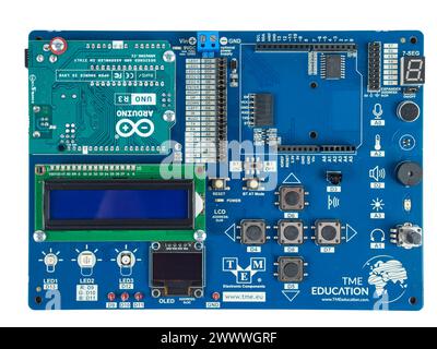 Bucarest, Roumanie - 03 19 2024 : TME-Edu-ARD-2 est une carte de développement compatible avec Arduino Uno et est idéal pour les premiers pas dans l'apprentissage microco Banque D'Images