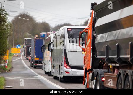 Les files d'attente à travers les travaux routiers sur l'A1 près de Darrington, West Yorkshire, Angleterre, Royaume-Uni que les travaux en cours créent des retards de voyage pour les automobilistes et les chauffeurs de camion à l'approche du week-end de Pâques et les gens partent pour les vacances de printemps . Banque D'Images