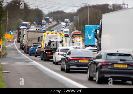 Les files d'attente à travers les travaux routiers sur l'A1 près de Darrington, West Yorkshire, Angleterre, Royaume-Uni que les travaux en cours créent des retards de voyage pour les automobilistes et les chauffeurs de camion à l'approche du week-end de Pâques et les gens partent pour les vacances de printemps . Banque D'Images