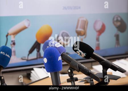 Bruxelles, Belgique. 26 mars 2024. Microphones de presse photographiés lors d’une conférence de presse du conseil national de sécurité OCAD-OCAM, mardi 26 mars 2024 à Bruxelles. BELGA PHOTO JAMES ARTHUR GEKIERE crédit : Belga News Agency/Alamy Live News Banque D'Images