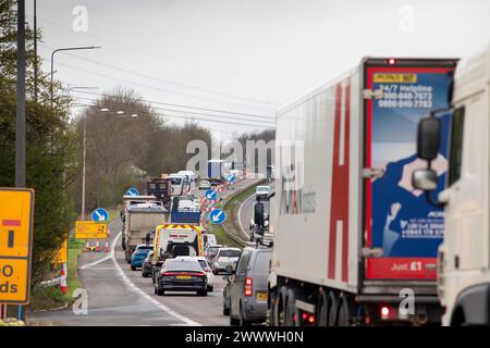 Les files d'attente à travers les travaux routiers sur l'A1 près de Darrington, West Yorkshire, Angleterre, Royaume-Uni que les travaux en cours créent des retards de voyage pour les automobilistes et les chauffeurs de camion à l'approche du week-end de Pâques et les gens partent pour les vacances de printemps . Banque D'Images