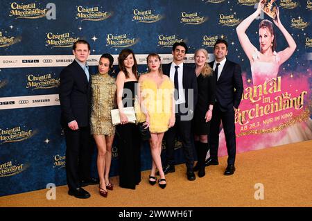 Max von der Groeben, Gizem Emre, Lena Schömann, Jella Haase, Mido Kotaini, Judith Erber und Bora Dagetkin BEI der Weltpremiere des Kinofilms Chantal im Märchenland im Mathäser Filmpalast. München, 25.03.2024 *** Max von der Groeben, Gizem Emre, Lena Schömann, Jella Haase, Mido Kotaini, Judith Erber et Bora Dagetkin lors de la première mondiale du film Chantal im Märchenland au Mathäser Filmpalast Munich, 25 03 2024 Foto:XR.xHeinex/xFuturexImagex chantal muenchen 4383 Banque D'Images