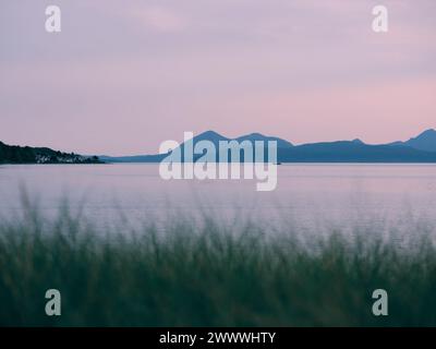 Village d'Applecross et la vue d'horizon lointaine de l'île de Skye depuis la péninsule d'Applecross - paysage d'île de mer au crépuscule, West Highlands, Écosse Royaume-Uni Banque D'Images