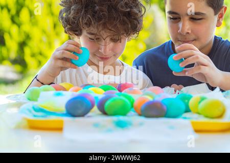 Deux Happy Boys jouant avec des œufs de Pâques colorés Banque D'Images