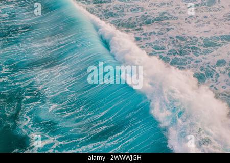 Une vue drone d'une grande vague de rupture sur la rive nord d'Oahu, Hawaï. Banque D'Images