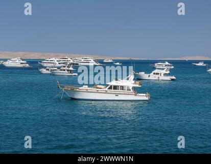 Yachten, Ausflugsschiffe vor Hurghada, Ägypten Banque D'Images