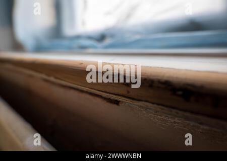 panneau de fenêtre en bois poncé en gros plan pendant la rénovation de la maison. Banque D'Images