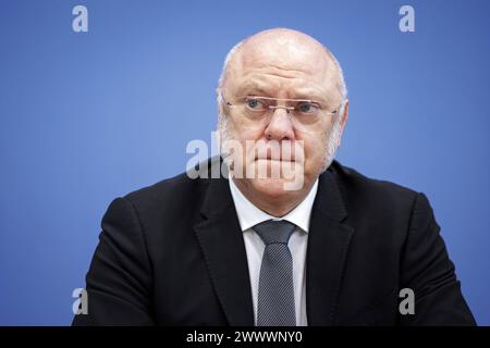 Ulrich Schneider, Hauptgeschaeftsfuehrer Der Paritaetische Gesamtverband, aufgenommen im Rahmen einer Pressekonferenz zum Thema Armut in der inflation : Paritaetischer stellt Bericht zur Armutsentwicklung in Deutschland vor in der Bundespressekonferenz. Berlin, 26.03.2024. Berlin Deutschland *** Ulrich Schneider, Directeur général du Paritaetischer Gesamtverband, lors d'une conférence de presse sur le thème de la pauvreté dans l'inflation Paritaetischer présente un rapport sur les tendances de la pauvreté en Allemagne lors de la Conférence de presse fédérale Berlin, 26 03 2024 Berlin Allemagne Copyright : xJaninexSchmitzxphotothek.dex Banque D'Images