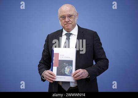 Ulrich Schneider, Hauptgeschaeftsfuehrer Der Paritaetische Gesamtverband, aufgenommen im Rahmen einer Pressekonferenz zum Thema Armut in der inflation : Paritaetischer stellt Bericht zur Armutsentwicklung in Deutschland vor in der Bundespressekonferenz. Berlin, 26.03.2024. Berlin Deutschland *** Ulrich Schneider, Directeur général du Paritaetischer Gesamtverband, lors d'une conférence de presse sur le thème de la pauvreté dans l'inflation Paritaetischer présente un rapport sur les tendances de la pauvreté en Allemagne lors de la Conférence de presse fédérale Berlin, 26 03 2024 Berlin Allemagne Copyright : xJaninexSchmitzxphotothek.dex Banque D'Images