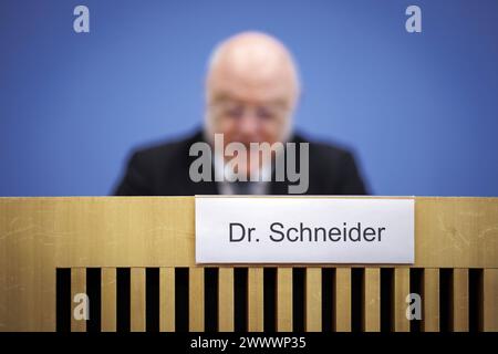 Ulrich Schneider, Hauptgeschaeftsfuehrer Der Paritaetische Gesamtverband, aufgenommen im Rahmen einer Pressekonferenz zum Thema Armut in der inflation : Paritaetischer stellt Bericht zur Armutsentwicklung in Deutschland vor in der Bundespressekonferenz. Berlin, 26.03.2024. Berlin Deutschland *** Ulrich Schneider, Directeur général du Paritaetischer Gesamtverband, lors d'une conférence de presse sur le thème de la pauvreté dans l'inflation Paritaetischer présente un rapport sur les tendances de la pauvreté en Allemagne lors de la Conférence de presse fédérale Berlin, 26 03 2024 Berlin Allemagne Copyright : xJaninexSchmitzxphotothek.dex Banque D'Images