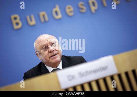 Ulrich Schneider, Hauptgeschaeftsfuehrer Der Paritaetische Gesamtverband, aufgenommen im Rahmen einer Pressekonferenz zum Thema Armut in der inflation : Paritaetischer stellt Bericht zur Armutsentwicklung in Deutschland vor in der Bundespressekonferenz. Berlin, 26.03.2024. Berlin Deutschland *** Ulrich Schneider, Directeur général du Paritaetischer Gesamtverband, lors d'une conférence de presse sur le thème de la pauvreté dans l'inflation Paritaetischer présente un rapport sur les tendances de la pauvreté en Allemagne lors de la Conférence de presse fédérale Berlin, 26 03 2024 Berlin Allemagne Copyright : xJaninexSchmitzxphotothek.dex Banque D'Images