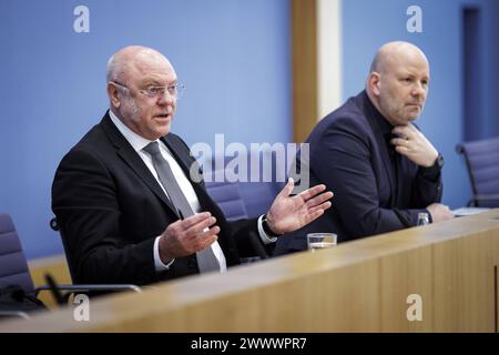 Ulrich Schneider, Hauptgeschaeftsfuehrer Der Paritaetische Gesamtverband, aufgenommen im Rahmen einer Pressekonferenz zum Thema Armut in der inflation : Paritaetischer Verband stellt Bericht zur Armutsentwicklung in Deutschland vor in der Bundespressekonferenz. Berlin, 26.03.2024. Berlin Deutschland *** Ulrich Schneider, Directeur général du Paritaetischer Gesamtverband, lors d'une conférence de presse sur le thème de la pauvreté dans l'inflation Paritaetischer Verband présente un rapport sur les tendances de la pauvreté en Allemagne lors de la Conférence de presse fédérale Berlin, 26 03 2024 Berlin Allemagne Copyright : xJaninexSchmi Banque D'Images