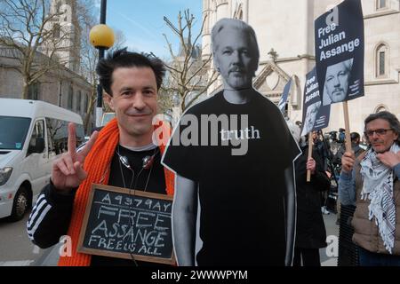 Londres, Royaume-Uni. 26 mars 2024. Londres, Royaume-Uni. 26 mars 2024. Au cœur de Londres, un rassemblement important est en cours à la Royal courts of Justice sur Strand, où les partisans de Julian Assange se réunissent pour la « manifestation pour défendre une Journée de décision de presse libre ». Cet événement marque la décision d'appel finale concernant l'affaire d'extradition d'Assange. L'atmosphère est chargée d'anticipation alors que les participants, de différents horizons, s'unissent dans leur appel à la liberté de la presse et à la transparence. Crédit : Joao Daniel Pereira/Alamy Live News crédit : Joao Daniel Pereira/Alamy Live News Banque D'Images