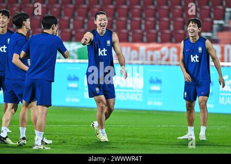 CHO GUE-sung (C) et d'autres joueurs de Corée du Sud vus lors d'une séance d'entraînement avant le tour de qualification de la Coupe du monde d'Asie, deuxième tour, match du Groupe C contre la Thaïlande au stade Rajamangala. Banque D'Images