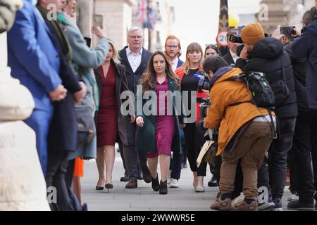 Stella Assange, l'épouse de Julian Assange, (au centre) arrive à la Cour royale de justice de Londres, avant une décision si la dernière tentative britannique du fondateur de WikiLeaks d'interjeter appel de son extradition vers les États-Unis peut aller de l'avant. M. Assange fait face à une extradition vers les États-Unis pour un présumé complot visant à obtenir et à divulguer des informations sur la défense nationale suite à la publication de centaines de milliers de documents divulgués concernant les guerres en Afghanistan et en Irak. Date de la photo : mardi 26 mars 2024. Banque D'Images