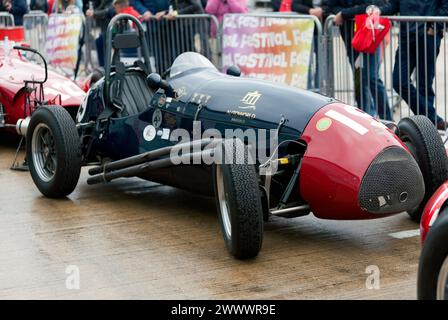 Paul Grant's Blue and Red, 1953, Cooper Bristol MkII, dans le paddock international, avant la HGPCA Pre '66 Grand Prix Cars Race Banque D'Images