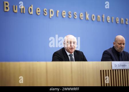 Ulrich Schneider, Hauptgeschaeftsfuehrer Der Paritaetische Gesamtverband, aufgenommen im Rahmen einer Pressekonferenz zum Thema Armut in der inflation : Paritaetischer Verband stellt Bericht zur Armutsentwicklung in Deutschland vor in der Bundespressekonferenz. Berlin, 26.03.2024. Berlin Deutschland *** Ulrich Schneider, Directeur général du Paritaetischer Gesamtverband, lors d'une conférence de presse sur le thème de la pauvreté dans l'inflation Paritaetischer Verband présente un rapport sur les tendances de la pauvreté en Allemagne lors de la Conférence de presse fédérale Berlin, 26 03 2024 Berlin Allemagne Copyright : xJaninexSchmi Banque D'Images