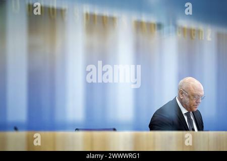 Ulrich Schneider, Hauptgeschaeftsfuehrer Der Paritaetische Gesamtverband, aufgenommen im Rahmen einer Pressekonferenz zum Thema Armut in der inflation : Paritaetischer Verband stellt Bericht zur Armutsentwicklung in Deutschland vor in der Bundespressekonferenz. Berlin, 26.03.2024. Berlin Deutschland *** Ulrich Schneider, Directeur général du Paritaetischer Gesamtverband, lors d'une conférence de presse sur le thème de la pauvreté dans l'inflation Paritaetischer Verband présente un rapport sur les tendances de la pauvreté en Allemagne lors de la Conférence de presse fédérale Berlin, 26 03 2024 Berlin Allemagne Copyright : xJaninexSchmi Banque D'Images