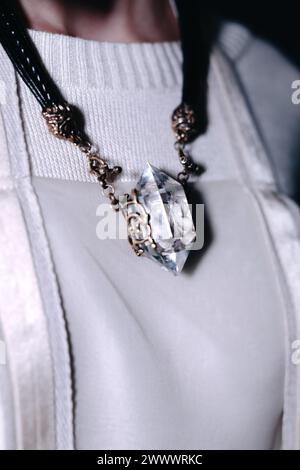 Bijoux de luxe avec pierre de cristal accroché sur le cou d'une femme. Beaux accessoires élégants Banque D'Images