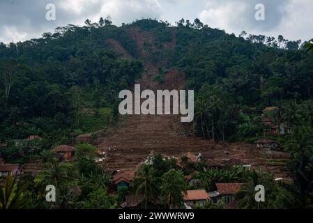 GLISSEMENTS DE TERRAIN CAUSÉS PAR DE FORTES PLUIES vue générale d'un glissement de terrain dans le village de Cigintung, Cibenda, West Bandung Regency, West Java, Indonésie mars 26, 2024. les autorités ont indiqué qu'au moins 30 maisons avaient été gravement endommagées, que 352 personnes avaient été déplacées et que 7 victimes étaient toujours portées disparues. IMAGO/KHAIRIZAL MARIS Bandung West Java Indonesia Copyright : xKharizalxMarisxKhairizalxMarisx GLISSEMENTS DE TERRAIN CAUSÉS PAR DE FORTES PLUIES 41 Banque D'Images