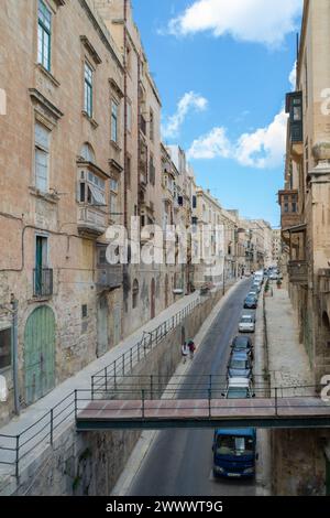 Triq il-Lvant, la Valette, Malte - 16 août 2018 : Une rangée de voitures circulant dans la rue dominée par des appartements. Banque D'Images