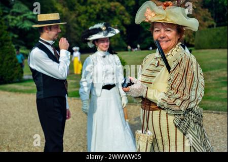 Choisel, France - touristes visitant Monument Français, Château de Breteuil, Choisel, les gens habillés en costume d'époque, femme fantaisie Robe prendre des photos, Banque D'Images