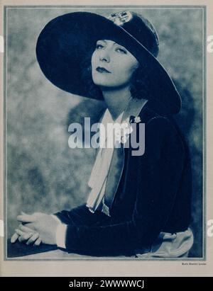 Portrait de Greta Garbo en chapeau de soleil fantaisie. Vintage Photoplay Magazine portrait de l'actrice de cinéma par la photographe Ruth Harriet Louise. circa 1928 Banque D'Images