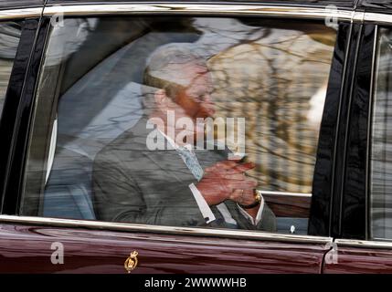 Londres, Royaume-Uni. 26 mars 2024. Le roi Charles III quitte Clarence House à Westminster, au centre de Londres, pour se rendre au palais de Buckingham. Le roi Charles, qui est actuellement traité pour un cancer, a fait l’éloge de Kate Middleton, la princesse de Galles, après avoir récemment parlé publiquement de son propre diagnostic de cancer. Crédit photo : Ben Cawthra/Sipa USA crédit : Sipa USA/Alamy Live News Banque D'Images