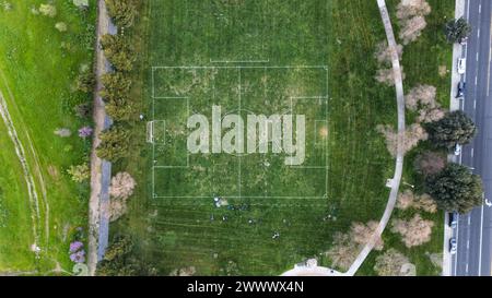 Une vue aérienne d'un terrain de soccer de parc à Elk Grove, CA. Banque D'Images