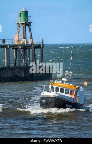 Bateaux de pêche commerciale et équipement dans le port de Whitby sur la côte du North Yorkshire. Banque D'Images