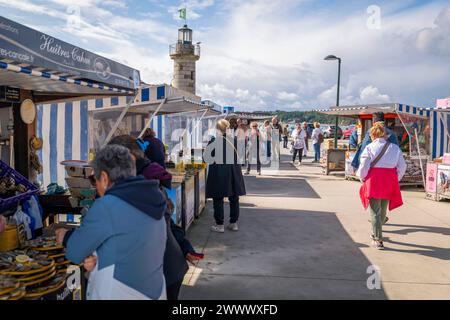 Cancale (Bretagne, nord-ouest de la France) : le marché aux huîtres, qui attire de nombreux touristes qui goûtent ensuite les huîtres face à la mer. Touristes et huître Banque D'Images