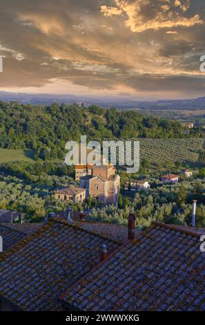 Magnifique vue aérienne au coucher du soleil de l'église de la Madonna della Rosa, Chianciano, Sienne, Toscane, Italie Banque D'Images