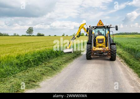 Coupe de remblai le long d'une route B, entretien par des agents départementaux. Coupe de remblai le long d'une route B pour la sécurité des automobilistes, cyclistes et o Banque D'Images