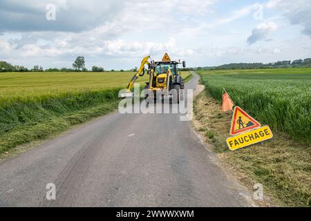 Coupe de remblai le long d'une route B, entretien par des agents départementaux. Coupe de remblai le long d'une route B pour la sécurité des automobilistes, cyclistes et o Banque D'Images