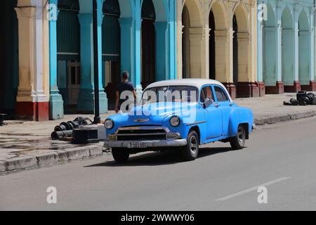 107 vieille voiture almendron bleu et blanc -char yank, Chevrolet classic- de 1952 sur la promenade du Paseo del Prado. Vieille Havane-Cuba. Banque D'Images