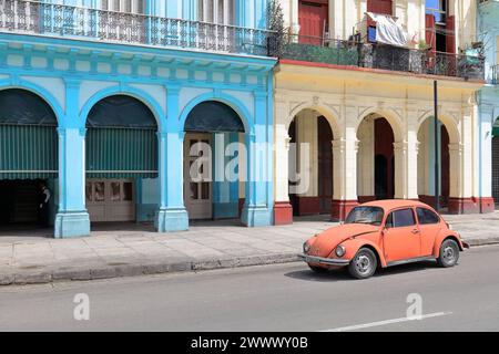 108 vieille voiture classique économique européenne orange 2 portes -Volkswagen type 1, appelée Beetle- sur la promenade du Paseo del Prado. Vieille Havane-Cuba. Banque D'Images