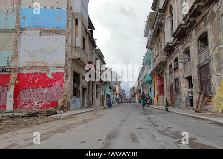 118 les habitants de la rue Calle Escobar commencent à occuper les trottoirs et à se détendre pour des discussions après le travail en début de soirée. Havana Centro-Cuba. Banque D'Images