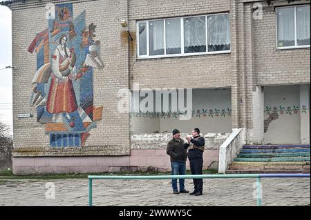 Non exclusif : ZAPORIZHZHIA, UKRAINE - 20 MARS 2024 - résidents du village de première ligne de Prymorske, Zaporizhzhia, sud-est de l'Ukraine. Banque D'Images