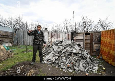 Non exclusif : ZAPORIZHZHIA, UKRAINE - 20 MARS 2024 - Un résident du village de Prymorske, en première ligne, Zaporizhzhia, dans le sud-est de l'Ukraine. Banque D'Images
