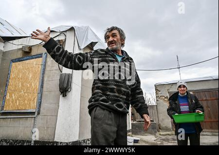 Non exclusif : ZAPORIZHZHIA, UKRAINE - 20 MARS 2024 - résidents du village de première ligne de Prymorske, Zaporizhzhia, sud-est de l'Ukraine. Banque D'Images