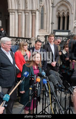 Londres, Royaume-Uni. 26 mars 2024. Stella Assange prend la parole après la décision d'appel devant les cours royales de justice. Au cœur de Londres, un rassemblement important est en cours à la Royal courts of Justice sur Strand, où les partisans de Julian Assange se réunissent pour la « manifestation pour défendre une Journée de décision de presse libre ». Cet événement marque la décision d'appel finale concernant l'affaire d'extradition d'Assange. L'atmosphère est chargée d'anticipation alors que les participants, de différents horizons, s'unissent dans leur appel à la liberté de la presse et à la transparence. Crédit : Joao Daniel Pereira/Alamy Live News Banque D'Images