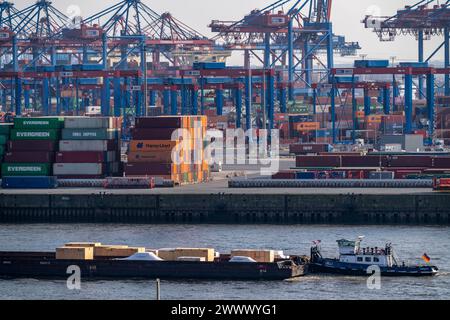 HHLA Container terminal Burchardkai, convoi poussé, avec logistique de fret général, sur l'Elbe, Hambourg, Allemagne Banque D'Images