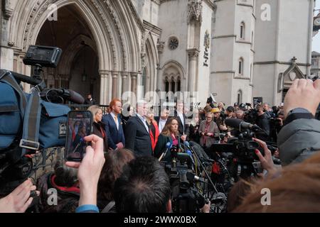 DATE D'ENREGISTREMENT NON INDIQUÉE Julian Assange date de la décision à la Cour royale de justice de Londres Stella Assange parle après la décision d'appel à la Cour royale de justice. Au cœur de Londres, un rassemblement important est en cours aux cours royales de justice de Strand, où les partisans de Julian Assange se réunissent pour la manifestation pour défendre une Journée de décision de la presse libre. Cet événement marque la décision d'appel finale concernant l'affaire d'extradition des Assanges. L'atmosphère est chargée d'anticipation alors que les participants, de différents horizons, s'unissent dans leur appel à la liberté de la presse et à la transparence. Londres Banque D'Images