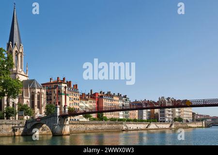 Lyon (centre-est de la France) : vue d’ensemble des rives de la Saône avec les bâtiments de la vieille ville de Lyon et la passerelle de Saint-Vincent », i Banque D'Images