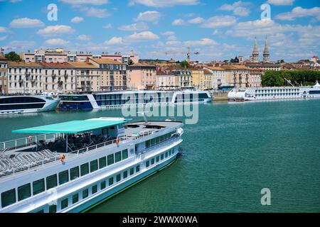 Mâcon (centre-est de la France) : navire français Mistral arrivant à Mâcon pour une escale sur la Saône, CroisiEurope, leader européen de la croisière fluviale. Banque D'Images