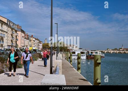 Mâcon (centre-est de la France) : le quai des Marans permet aux bateaux de croisière d'accoster lors de leur croisière sur la Saône Banque D'Images